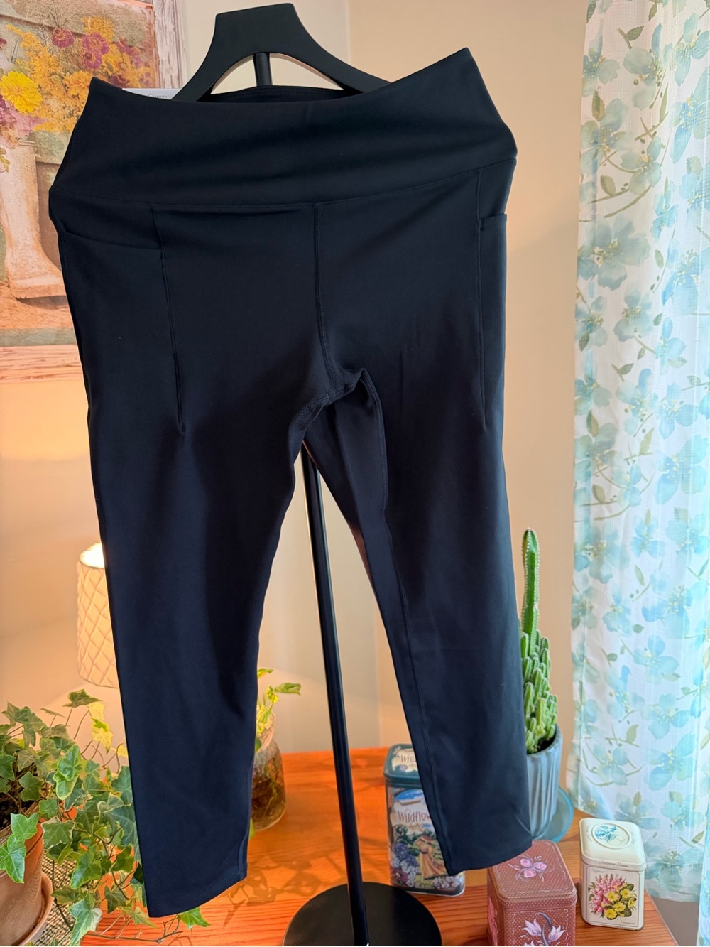 Danskin Black High-Rise Capri Leggings
